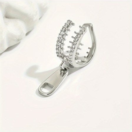 Hauska korvakoru, jossa ei ole lävistystä, vetoketjulla ja klipsillä, luovasti suunniteltu niille, joilla ei ole korvareikiä. Tämä minimalistinen 