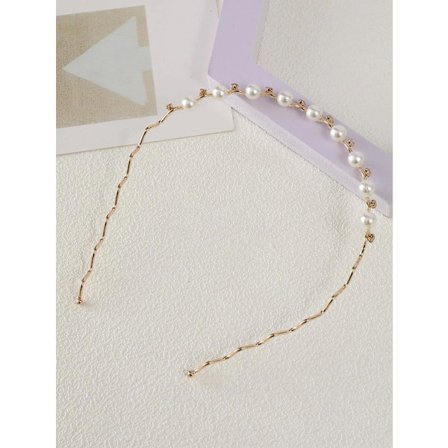 Bølget gullfarget metalltiara med hvite perler og rhinestones