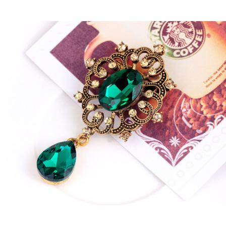 Naisten klassinen rintaneula, jossa on strassikiviä ja kristallikiviä