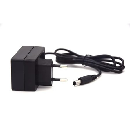 Sort rektangulær AC-strømadapter i plastik med langt, fleksibelt kabel og stik med to ben til elektroniske enheder til hjemmekontoret