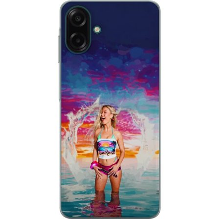Kompatibel Mobilcover til Samsung Galaxy A07 4G Blond kvinde i farverigt strandtøj, der leger i havet ved solnedgang