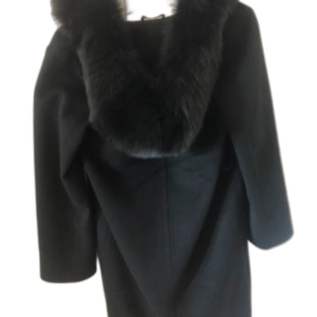 Svart kappa med pälskrage från Hollies