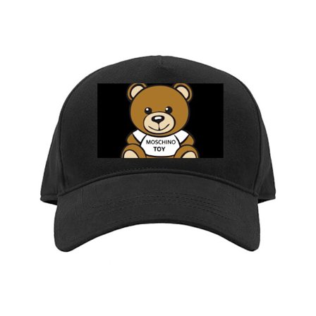 Kasket Moschino-inspireret teddybjørn med tekst på trøjen, centreret mod sort baggrund med tydelig mode- og popkulturel følelse