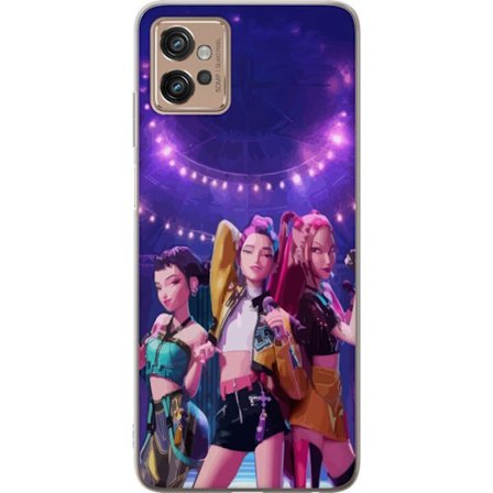 Motorola Moto G32 Läpinäkyvä kuori Animoitu pop-trio esiintymässä mikrofoneilla, valoilla ja värikkäällä konserttiympäristöllä, moderni mu