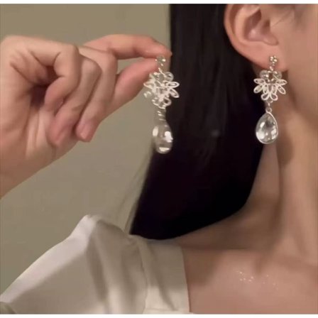 Halsband i tung industriell stil med gnistrande diamantvattenfall och tofsar, perfekt till aftonklänningen, kombinerat med ett modernt, utsökt och 