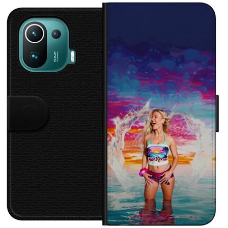 Kompatibel Tegnebogsetui til Xiaomi Mi 11 Pro Blond kvinde i farverigt strandtøj, der leger i havet ved solnedgang