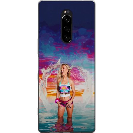 Kompatibelt Mobildeksel til Sony Xperia 1 Blond kvinne i fargerik strandantrekk som leker i havet ved solnedgang