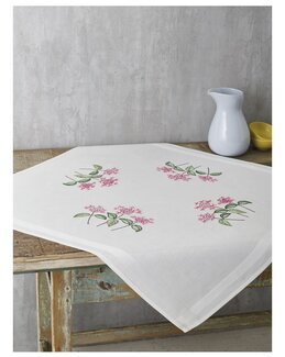 Kirjontapakkaus Kevään kukat -Liina