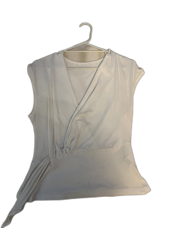 Vit omlottopp med knyt i midjan