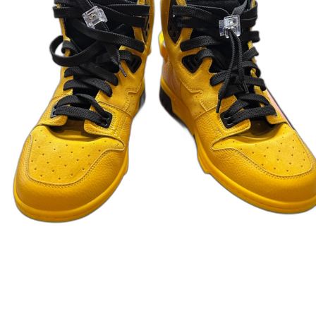 Gula sneakers med svarta detaljer