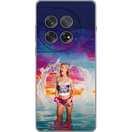 Kompatibel Mobilcover til OnePlus 12 Blond kvinde i farverigt strandtøj, der leger i havet ved solnedgang