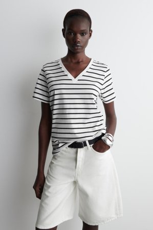 COS Women's V-Ringad T-Shirt I Bomull in Vit