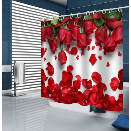 Stoffdusjforheng fôret med trykk av røde roseblader som dekker badekaret