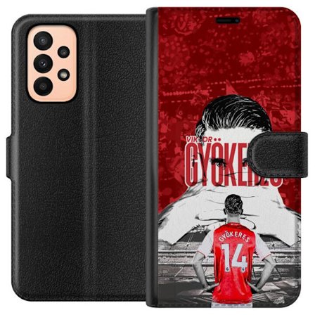 Yhteensopiva Lompakkokotelo Samsung Galaxy A23 Punainen dramaattinen kollaasikuva, jossa esiintyy Viktor Gyökeresin muotokuva ja pelaajia takaapäin ar