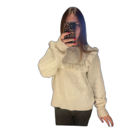 Vit stickad tröja med volangdetaljer