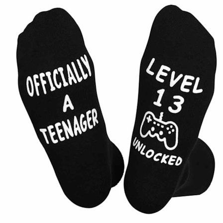 Fødselsdagsgaver til drenge, komfortable crew-sokker med 'Official Teenager Level 13 Unlocked' silikonegrip, sjovt gaming-design til 13-årige
