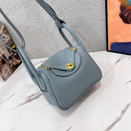 Lindy Mini Skulderveske i Lyseblå Ku-skinn med Gullknapp 26cm