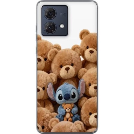 Kompatibel Mobilcover til Motorola Motorola Moto G84 Sød og sikker illustration med Stitch omgivet af bamser, der skaber en varm og legende følelse