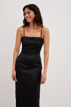 Chloé Schuterman x NA-KD Robe longue en satin à dos dégagé - Robes longues - Noir - EU 40