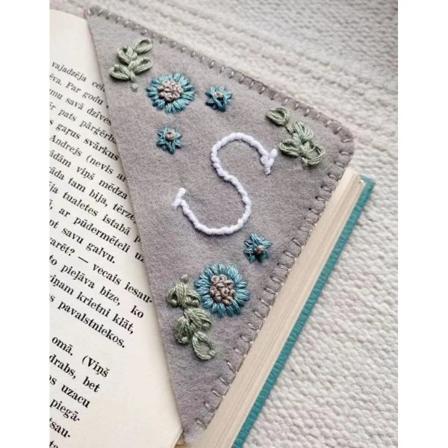 Personligt handbroderat hörnbokmärke Filttriangelsida Sytt hörn Handgjort bokmärke Unikt sött blommabrev winter a