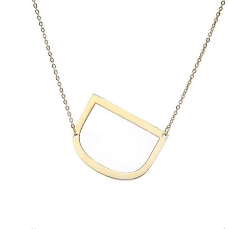 Halsband med stort initialhänge i guldpläterat rostfritt stål