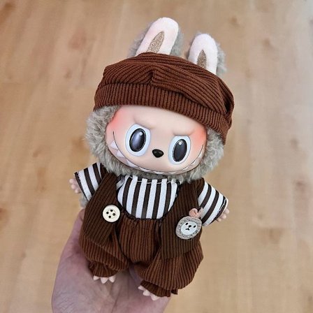 Pop Mart Labubu Klær – Brun selebukse med stripet genser og lue, kompatibel med Big Into Energy, Exciting Macaron & Have a Seat