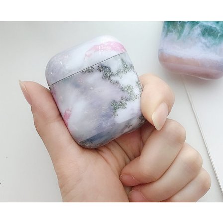 Beskyttelse for Airpods-deksler i rosa/grå marmormønster.