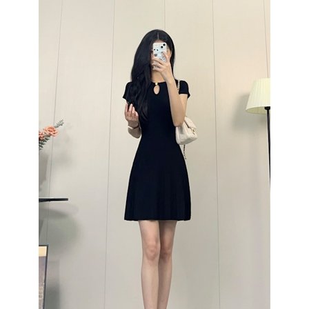 Sommer ny stil lett luksuriøs liten svart kjole fransk enkel stil strikket kjole kvinnelig temperament aldersreduserende rund hals A-linje skjørt