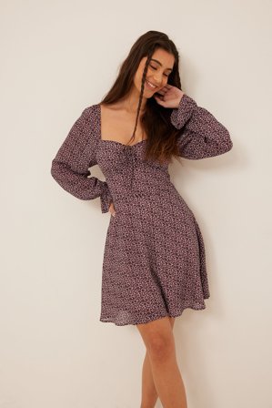 Pamela x NA-KD Reborn Recyceltes Kleid mit langen Ärmeln und Schnürung-Detail - Das Kleine Schwarze - Leopard - EU 34