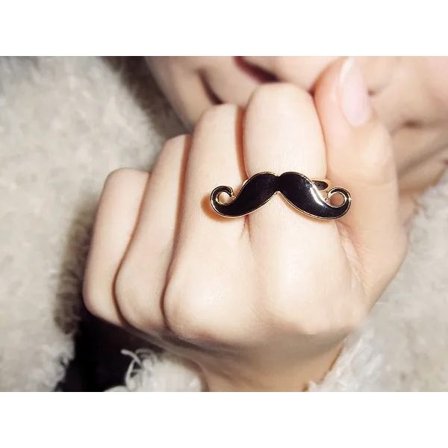Fashion Ring i Guld Färg med Svart Mustasch - Justerbar