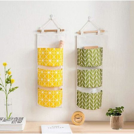 *Söt hängande förvaringsväska i linne bakom vikbar väggdörr f*