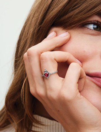 Pandora Disney Villains Evil Queen Sterling Silver Ring With Fuchsia Rose Crystal And Clear Cubic Zirconia - Red - 48