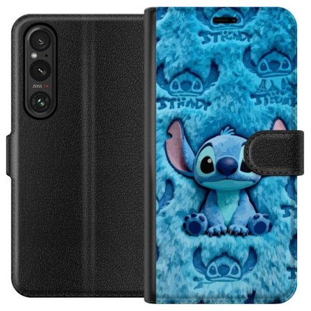 Sony Xperia 1 V Lommeboketui Stitch sitter på fluffy blått mønster med sitt ansikt og ører gjentatt som tekstur, noe som skaper et søtt og koseli