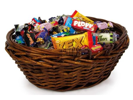 KARAMELLO Godis Presentkorg brun inslaget 1,5kg - Lyreco - Kök och servering - Ätbart - Godis och choklad