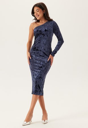 Bubbleroom - One Shoulder Velvet Dress - Navy - Kläder