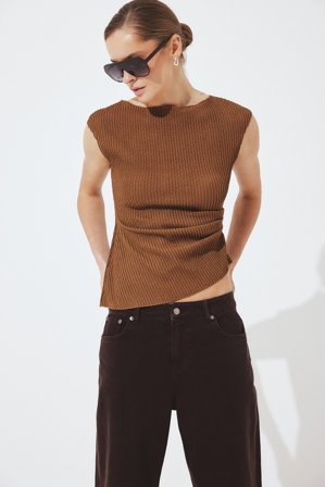 NA-KD - Topp med struktur og asymmetrisk kant - Ermeløse topper - Brun - XS