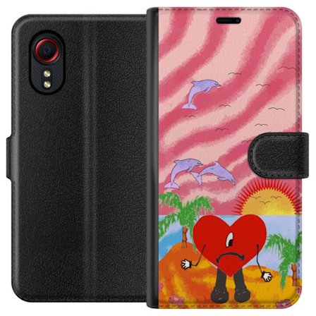 Kompatibelt Lommeboketui til Samsung Galaxy Xcover 5 Bad Bunny i en fargerik quiltet jakke med hjertemønster og solbriller i moderne gatestil