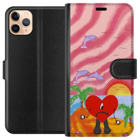 Kompatibelt Lommeboketui til Apple iPhone 11 Pro Max Bad Bunny i en fargerik quiltet jakke med hjertemønster og solbriller i moderne gatestil