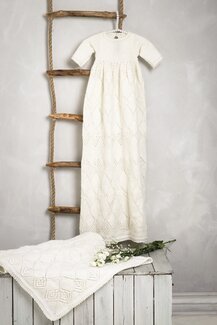 Strikkeoppskrift Dåpskjole, lue og sokker - Viking of Norway