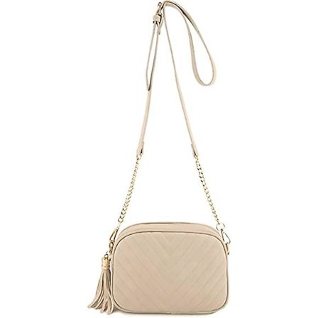 Yksinkertainen olkalaukku, jossa metalliketjuhihna ja tupsu ylhäällä vetoketjulla