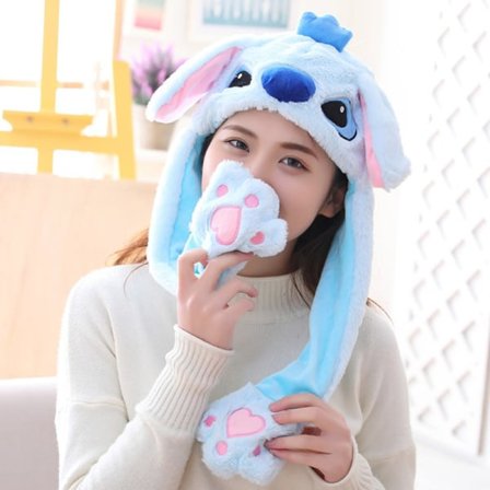 Söpö jänishattu, joka koskettaa korvia Pehmeä hauska leluhattu pehmoleksa - laadukas