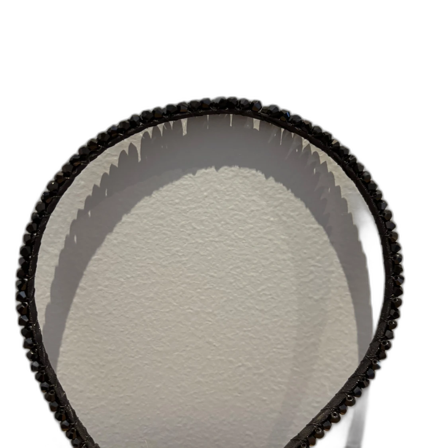 Svart diadem med glittriga stenar