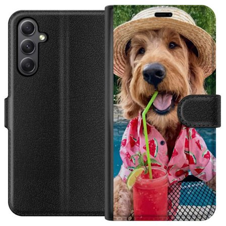 Yhteensopiva Lompakkokotelo Samsung Galaxy S23 FE Kesäkoira juoma motiivi iloisella koiralla hatulla ja pinkillä paidalla juomassa smoothieta uima-alt