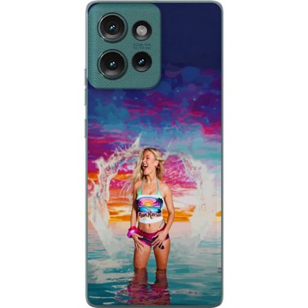 Kompatibelt Mobildeksel til Motorola Edge 50 Blond kvinne i fargerik strandantrekk som leker i havet ved solnedgang