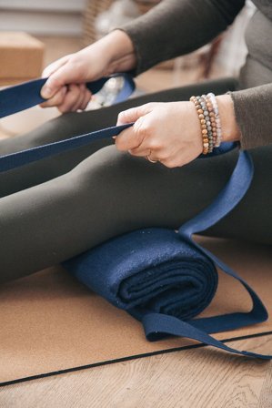 GOYOGI Calm Organic Cotton Yoga Blanket Dark Blue, Sport & Velvære, Søvn & Meditation, Meditation