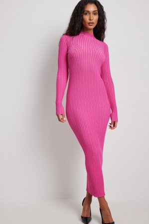 NA-KD - Tofarget ribbestrikket kjole med turtleneck - Langermet maxi kjoler - Rosa - X-Small