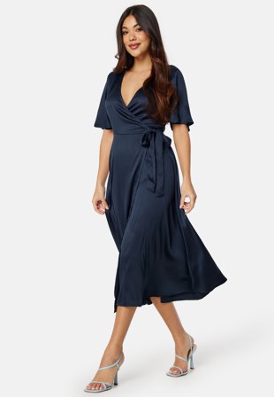 Bubbleroom Occasion - Butterfly Sleeve Wrap Satin Midi Dress - Kläder Omlottklänning