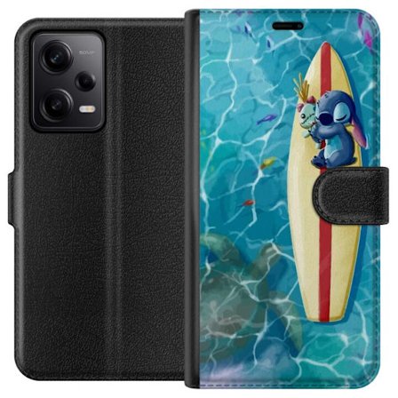 Yhteensopiva Lompakkokotelo Xiaomi Redmi Note 12 Pro Rentouttava kuvitus Stitchistä levähtämässä selkälaudalla selkeässä turkoosissa vedessä