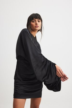 NA-KD Draped Detail Satin Dress - Draperede kjoler - Sort - EU 36