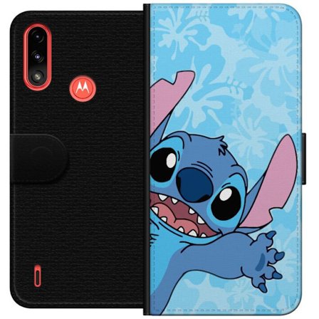 Kompatibelt Lommeboketui til Motorola Moto E7 Power Leken illustrasjon av Stitch som strekker seg mot kameraet på lyseblå blomstret bakgrunn